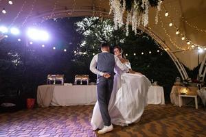 el primer baile de bodas de la novia y el novio foto