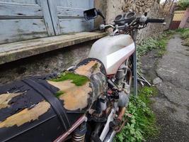 abandonado bicicleta con musgo en ensillar foto