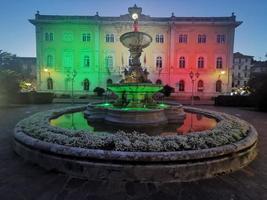 alassio italia ayuntamiento iluminado por la noche foto