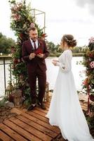 ceremonia de boda de los recién casados en el muelle foto