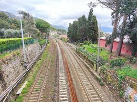 vías del tren en génova sant ilario foto