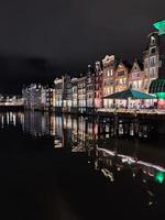 canal de amsterdam en vista nocturna foto