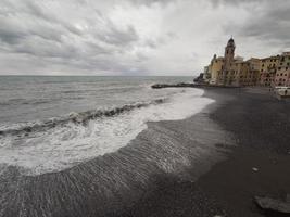 camogli, liguria, italia pintoresco pueblo de pescadores durante la tormenta del mar oleaje foto