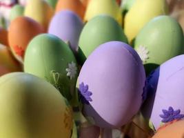 huevos de pascua y decoraciones foto