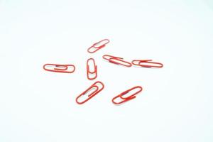 un colección de rojo clips de papel en blanco antecedentes foto