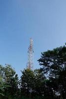 Internet proveedor torre con árbol en cielo antecedentes foto