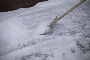 nieve pala limpieza. nieve en pista. limpieza yarda desde hielo. foto