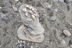 equilibrio de piedra en la playa foto