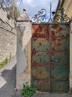 antiguo oxidado metal puerta cerca foto