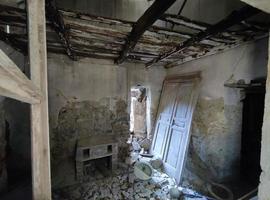 antiguo abandonado techo colapsado granja casa edificio en Italia foto