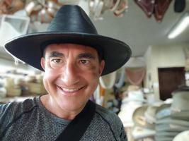 hombre vistiendo Indiana Jones estilo sombrero foto