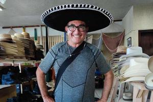 turista con mexicano sombrero vaca chico sombrero tienda foto