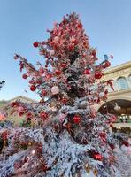 menton, francia - 11 de diciembre de 2021 - pueblo de santa abierto para navidad foto