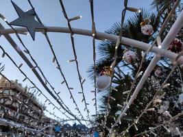 menton, francia - 11 de diciembre de 2021 - pueblo de santa abierto para navidad foto