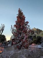 menton, francia - 11 de diciembre de 2021 - pueblo de santa abierto para navidad foto