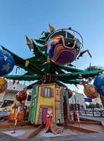 menton, francia - 11 de diciembre de 2021 - pueblo de santa abierto para navidad foto