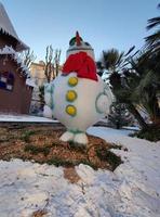 menton, francia - 11 de diciembre de 2021 - pueblo de santa abierto para navidad foto