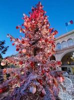 menton, francia - 11 de diciembre de 2021 - pueblo de santa abierto para navidad foto