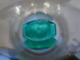 enjuague bucal verde líquido dentro el botella foto