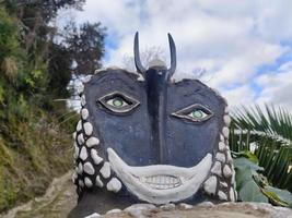 tribal máscara humano cara pintado pala trabajando pala foto
