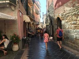 noli, italia - 7 de julio de 2018 - pueblo medieval de noli en liguria italia foto