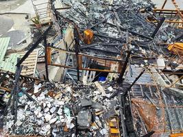 quemado metal estructura después fuego por el mar foto