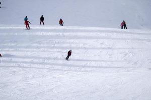 muchos esquiadores esquiando en dolomitas gardena valle montañas nevadas foto