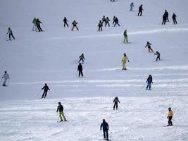 muchos esquiadores esquiando en dolomitas gardena valle montañas nevadas foto