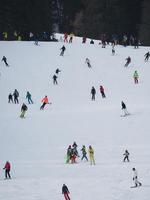 muchos esquiadores esquiando en dolomitas gardena valle montañas nevadas foto