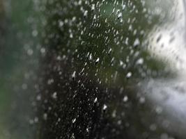 gotas de agua de lluvia en la superficie metálica azul foto