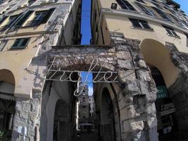 palacio histórico de sottoripa génova y edificios en el casco antiguo foto