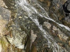 agua de arroyo en roca foto