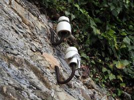 antiguo soporte de alambre de cable de teléfono de cerámica foto