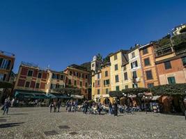 portofino, italia - 14 de marzo de 2021 - pintoresco pueblo italiano abarrotado el último día antes del cierre de covid foto