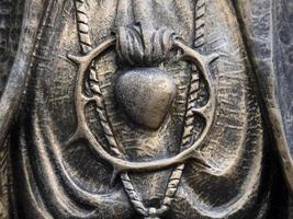 detalle de la estatua del corazón de la santa madonna foto