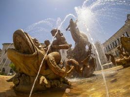 Arquímedes sitio tritón fuente Siracusa foto