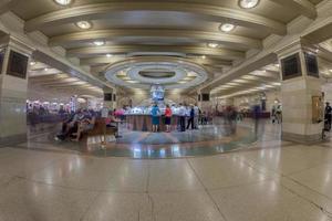 nuevo York - Estados Unidos - 11 junio 2015 personas comiendo en grandioso central estación comida Corte foto