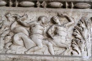 venecia, italia - 15 de septiembre de 2019 - palacio ducal ducal capital de columna detalle de escultura al borde del camino foto