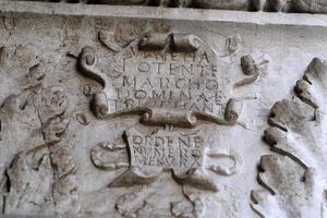 venecia, italia - 15 de septiembre de 2019 - palacio ducal ducal capital de columna detalle de escultura al borde del camino foto