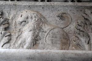 venecia, italia - 15 de septiembre de 2019 - palacio ducal ducal capital de columna detalle de escultura al borde del camino foto