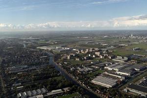 vista aérea del área de operaciones y construcción del aeropuerto de schiphol amsterdam después del despegue foto