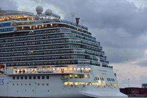 génova, italia - 27 de julio de 2017 - crucero msc meraviglia navegando desde el puerto foto