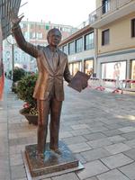 San Remo, Italia - diciembre 13, 2020 - Miguel bongiorno estatua cerca ariston teatro foto