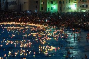 camogli, italia - 6 de agosto de 2017 - stella maris velas tradicionales en la celebración del mar foto