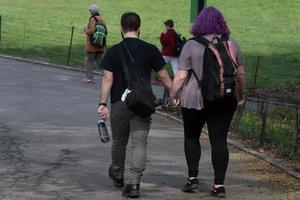 nueva york - estados unidos - 20 de abril de 2017 personas en central park en un día soleado foto