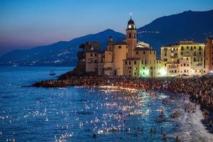 camogli, italia - 6 de agosto de 2017 - stella maris velas tradicionales en la celebración del mar foto