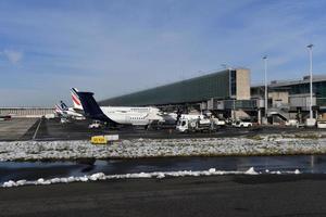 París, Francia - 10 de febrero de 2018 - aeropuerto de París cubierto de nieve foto