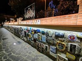 alassio, italia - 13 de diciembre de 2021 - bien famoso muretto, muro de celebridades por la noche foto