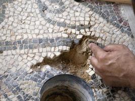 restauración del antiguo mosaico romano de villa del casale, sicilia foto