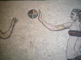 chicas de baño bikini en el antiguo mosaico romano de villa del casale, sicilia foto